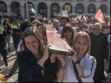 Cruz peregrina da JMJ é levada por jovens em Lisboa