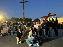 Jovens com os símbolos da JMJ no santuário de Fátima