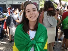 Sofia na fila da confissão no Parque do Perdão da JMJ Lisboa 2023. Foto: Natalia Zimbrão