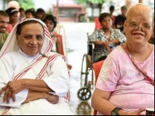 Irmã Ruth Lewis, religiosa franciscana da Congregação de Cristo Rei, junto com uma jovem com deficiência. Crédito: Asia News.