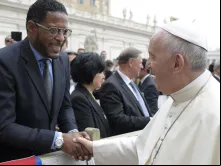 Javier Sotomayor saudando o Papa durante a Audiência.