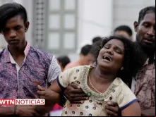 Fiéis choram pelas vítimas do ataque terrorista no Sri Lanka.