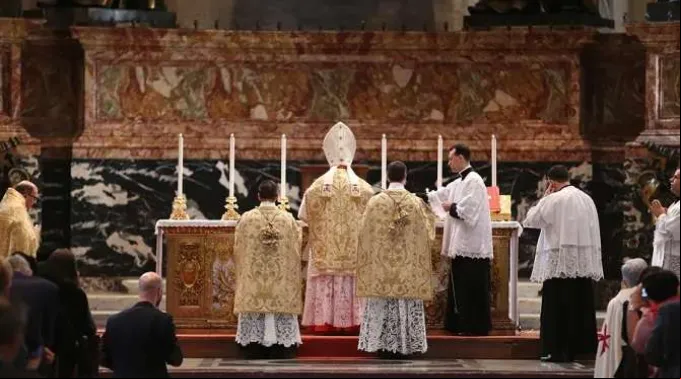 Summorum_Pontificum_Pilgrimage_Mass_with_Cardinal_Raymond_Burke_center_in_Rome_on_Oct_25_2014_Credit_Daniel_Ib__ez_CNA_2_CNA_10_27_14.jpg ?? 