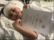 Teresita Castillo de Diego com o documento que a certifica como missionária.