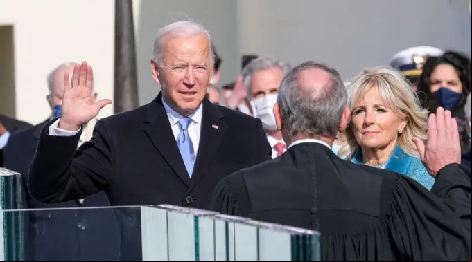 TomaMandoJoeBiden_220321.jpg ?? 