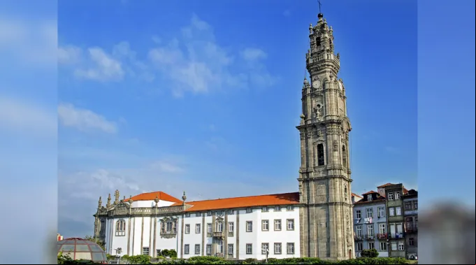 TorredosClerigos_-_WikimediaDominioPublico.jpg ?? 