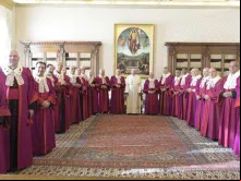 Papa junto com os juízes do Tribunal da Rota.