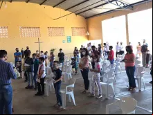Crianças rezando o Terço no Brasil. Crédito: Facebook Paróquia Cristo Rei de Cajuru