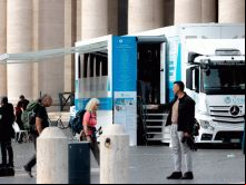 Unidade médica móvel próxima à colunata do Vaticano 