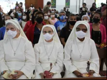 Fiéis usam máscaras em missa