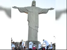 Vacinação contra Covid-19 aos pés do Cristo Redentor 