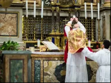 Missa tridentina celebrada em uma igreja em Roma