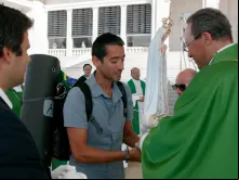 Velejador Ricardo Diniz recebe a imagem da Virgem de Fátima 