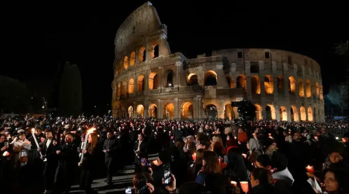 ViYa-Crucis_Coliseo_velas.jpg ?? 