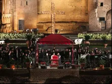 Via-Sacra de Sexta-feira Santa no Coliseu, em Roma.