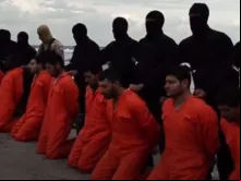 Imagem do vídeo do martírio dos 21 cristãos coptas nas mãos do ISIS 