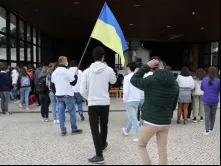 Jovens rezam pela paz no santuário de Fátima.