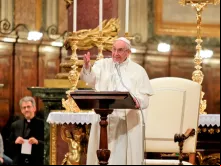 Papa fala aos jovens durante a vigília.