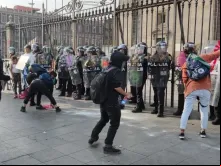 Feministas violentas atacam policiais femininas e vandalizam a Catedral Metropolitana do México, em 8 de março de 2020. Crédito: David Ramos
