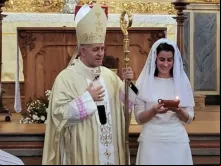 O arcebispo de Mariana, dom Airton José dos Santos, e avirgem consagrada Neusa dos Santos