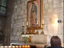 Imagem de Nossa Senhora de Guadalupe coroada na Catedral de Notre Dame.