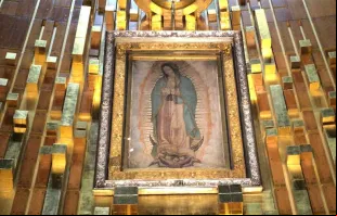 Imagem original de Nossa Senhora de Guadalupe em seu santuário na Cidade do México.