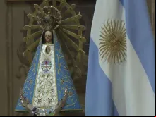 Nossa Senhora de Luján e bandeira da Argentina. Crédito: Captura Youtube.