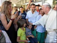 Papa na visita à Fundação Santa Luzia. Fotos: L'Osservatore Romano