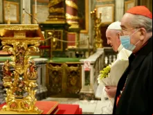 Papa Francisco leva flores à Virgem Maria na Basílica de Santa Maria Maior.