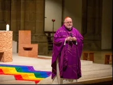 O cardeal Marx celebra missa com bandeira do movimento LGBT