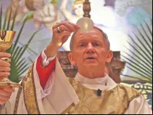 Bispo Thomas Paprocki durante consagração em missa.
