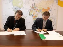 Pe. Frédéric Fornos e dom Américo Aguiar assinam protocolo de colaboração.