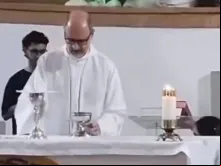 Imagem de vídeo de dom Joaquim Mol em missa de crisma; a crismanda pode ser vista à direita, por trás do altar - Captura de tela