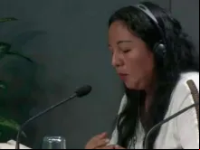 Yesica Patiachi durante a coletiva de imprensa de ontem na Sala Stampa do Vaticano. Crédito: Captura Youtube