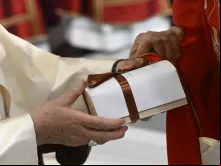 Entrega dos pálios hoje (29) na missa da solenidade de São Pedro e São Paulo no Vaticano. - Foto: Vatican Media