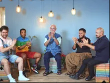 Padre Júlio Lancelotti com a equipe do documentário.