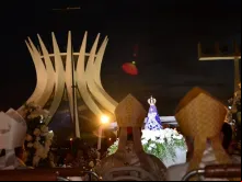 Procissão com imagem de Nossa Senhora Aparecida na Esplanada.