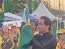 Padre Fabian Marcelo Capistrano em manifestação política.
