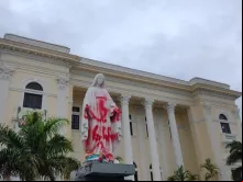 Imagem de Nossa Senhora das Graças pichada em Maceió.