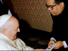 Padre Humberto da Silva,  diocesano da diocese de Estância (SE) entregando a carta das crianças ao Papa