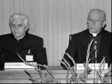 Cardeal Joseph Ratzinger (papa Bento XVI) e cardeal Eugenio de Araújo Sales no primeiro curso para bispos da arquidiocese do Rio de Janeiro.