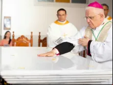 Dom Luiz Mancilha Vilela ungindo novo altar na missa da Dedicação da Igreja de Nosso Senhor Jesus Cristo Luz dos Povos, de Irupi (ES).