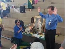 Frei Rogério Soares com os detidos na Academia da Polícia Federal, em Brasília.