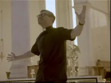 O padre Rob Galea irá cantar "Emmanuel" na JMJ Lisboa 2023. - Foto: Cortesia da Studio 3:16