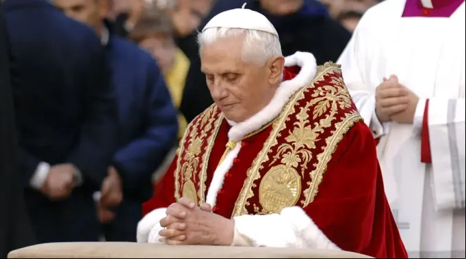benedicto-xvi-la-adoracion-es-vida.jpg ?? 