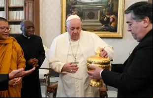 Papa Francisco recebe presente de budistas do Camboja