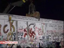 O muro de Berlim durante sua demolição.