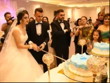 Casal celebrando casamento no centro cristão caldeu. Crédito: canal de YouTube da ACN