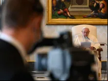 Papa Francisco lê seu discurso da audiência geral na biblioteca apostólica.