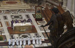 Papa Francisco reza missa em rito congolês na basílica de São Pedro em 2019